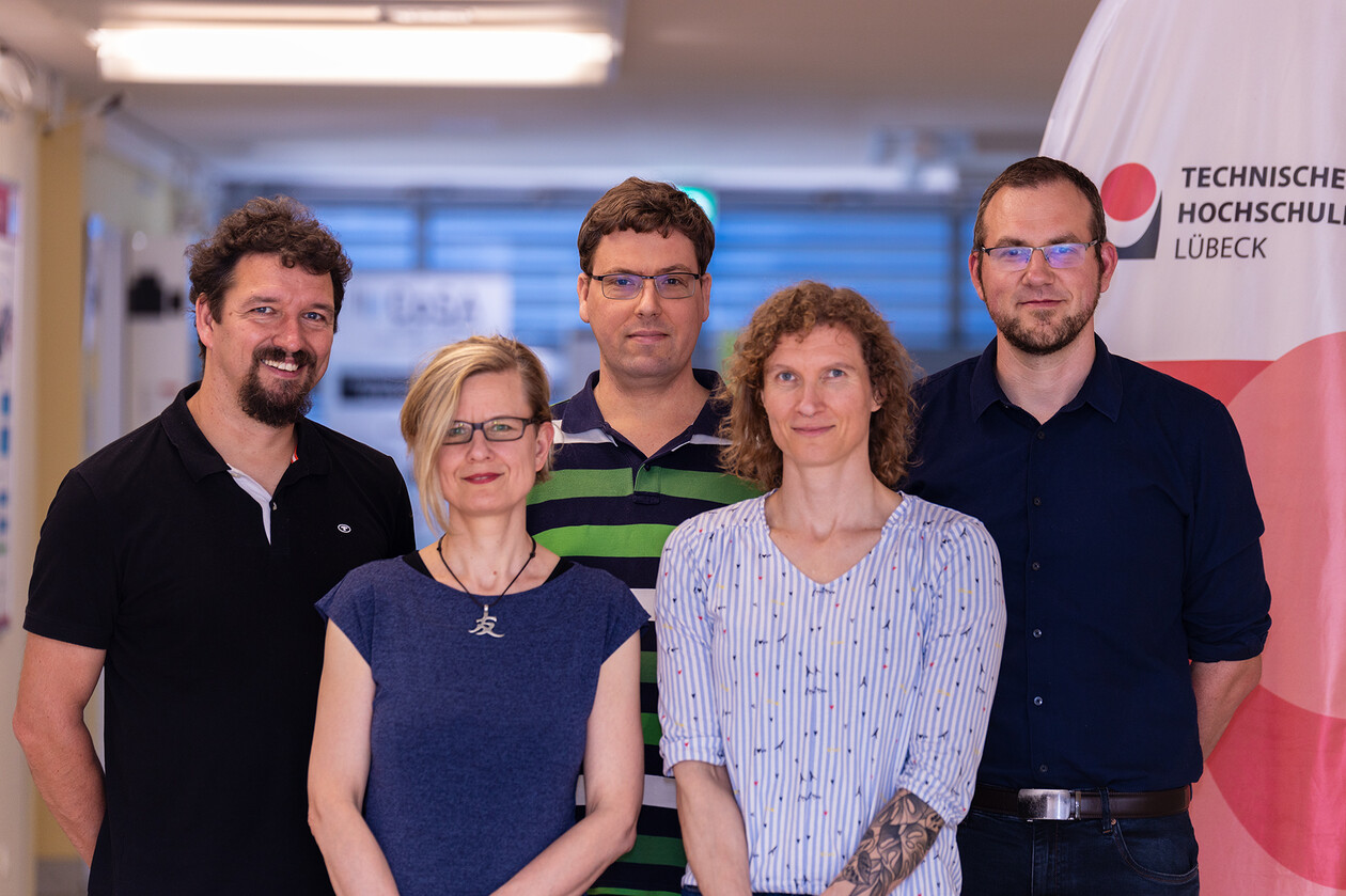 Fachgruppe IT-Sicherheit 5 lächelnde Personen stehen nebeneinander