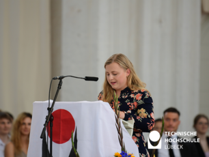 Madleen Westphal, hielt stellvertretend für ihre Mitstudierenden eine Rede. Foto: TH Lübeck 