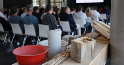 auf dem Bild sieht man Holz und darauf Beton 