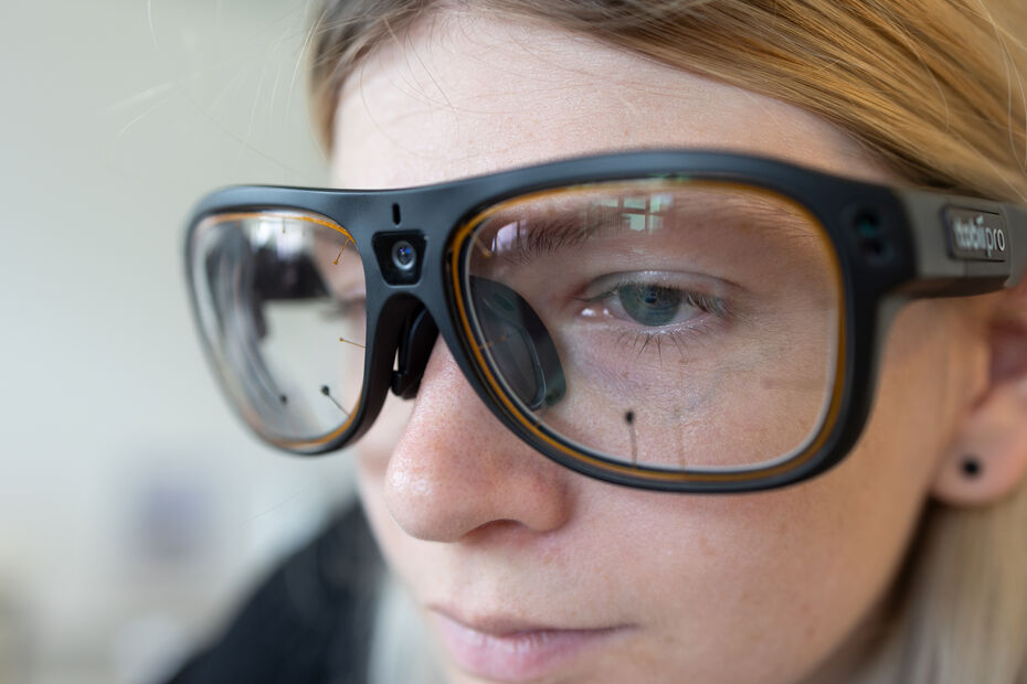 CloseUp von einer Studentin mit Eye Tracking Brille