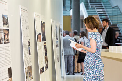 Besucherin der Ausstellung MAX45 bei der Preisverleihung im Foyer der VHV in Hannover. Foto: Andreas Bormann/BDA Niedersachsen 