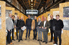 Die Jury: Vorsitzender Reinhold Wuttke (2.v.r.); Auslober Thilo Gollan (5.v.l.); Vorstandsmitglied der Architektenkammer Niedersachsen, Christoph Schild (links); Prof. Wolfgang Willkomm (5.v.r.), Hafen City University Hamburg; Christoph Edler (rechts) vom Kieler Architekturbüro Ax5; Volker Schmidt (4.v.l.), Lübecker Architekt; Carsten Burghardt (4.v.r.) vom Lübecker Architekturbüro PPP und Christian Jepsen (3.v.r.), Lübecker Immobilien sowie die FH Professoren Heiner Lippe (2.v.l.) und Stefan Wehrig (3.v.l.). Foto: TH Lübeck