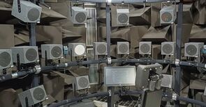 Zahlreiche Lautsprecher sind in einem Halbkreis angeordnet.