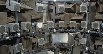 Zahlreiche Lautsprecher sind in einem Halbkreis angeordnet.