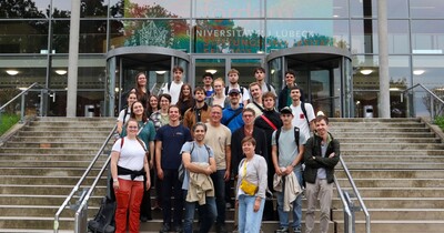 Gruppenfoto vor dem Audimax.
