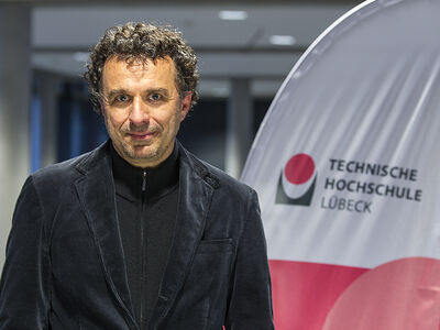 Architekt Michael Locher ist neuer Professor für Entwerfen und Baukonstruktion im Bestand an der TH Lübeck. Foto: TH Lübeck