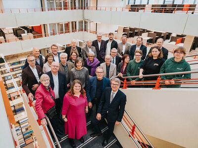 Ein Gruppenbild mit den Vetreter*innen der Hochschulen und der Stiftungen. 
