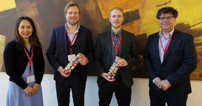 Vier Personen mit roten Lanyards bei TH Lübeck Qualitätswissenschaft Veranstaltung