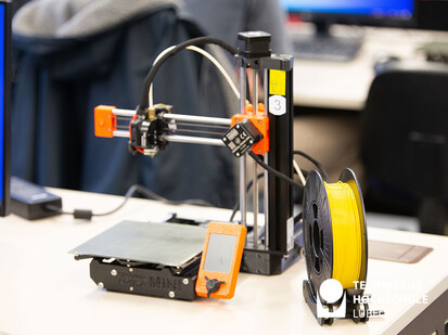 Thema Bauteilmodellierung Bild zeigt einen 3D Drucker welcher auf einem Tisch steht