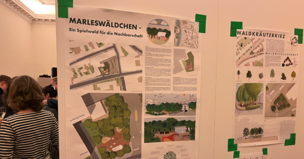 Hier sieht man zwei Plakate mit Entwürfen, die Stadtwälder zeigen