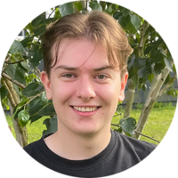 Ein junger Mann aus dem Studiengang Nachhaltige Gebäudetechnik lacht in die Kamera
