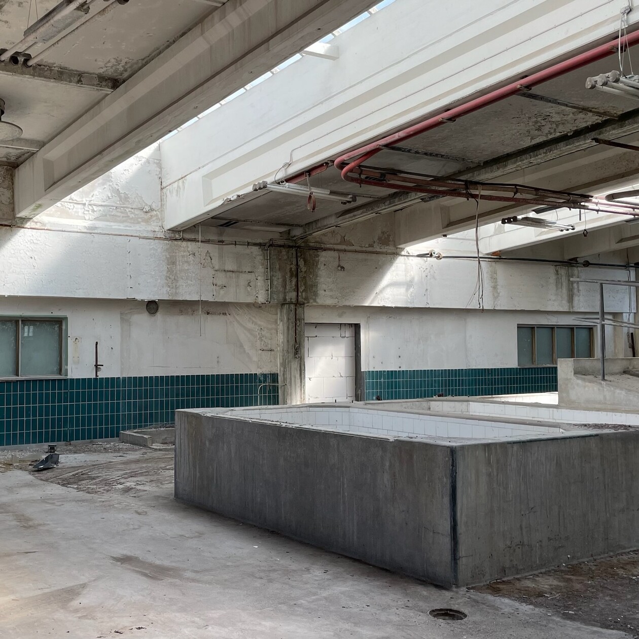 Halle Verwahrloster Raum mit großen Tischen und Deckenfenstern