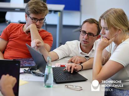 Minister Schrödter auf Erkundung Drei Personen gucken gemeinsam auf einen Laptop