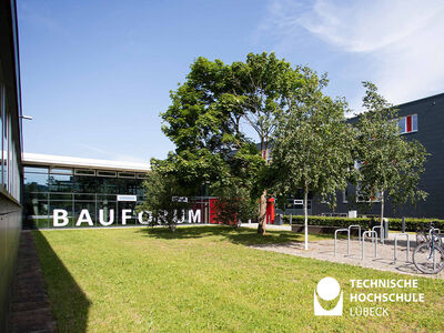 Das Bauforum mit grünem Rasen davor
