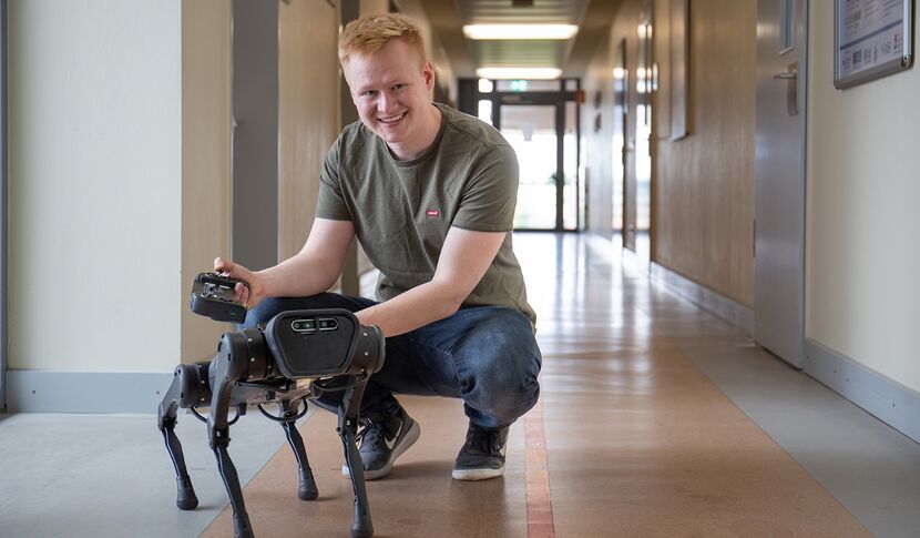 Person präsentiert einen Roboter Hund