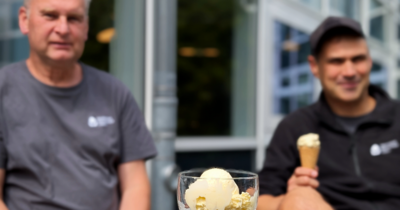 zwei Männer mit einem Eis in der Hand