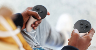 Hände, die zwei Controller halten von oben fotografiert