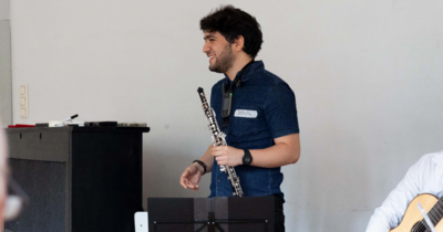 Musiker zeigt seine Oboe