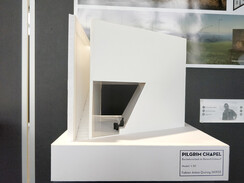 Ausstellungsobjekt 11 Hausfront mit Tunnel und einer langen Treppe nach oben