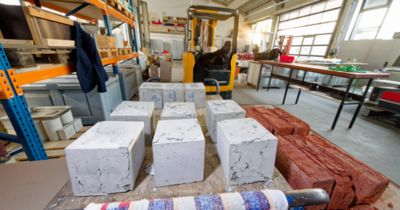 Betonblöcke auf einem Tisch 