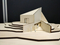Ausstellungsobjekt 6 Objekt zeigt Haus welches auf einer erhöhten Position steht