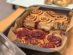 Zimtschnecken mit Marmelade: Kreative Backprojekte bei der Projektwoche der TH Lübeck 2024 Frisch gebackene Zimtschnecken mit Marmelade in einer Backform, präsentiert während der Projektwoche 2024 an der TH Lübeck.