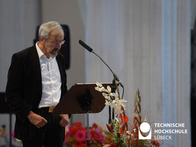 Der stellvertretende Stadtpräsident Ulrich Pluschkell überbringt die Wünsche der Stadt. Foto: TH Lübeck