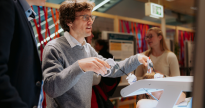 Ein Mann probiert mit OP Besteck virtuell zu operieren