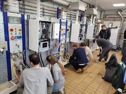 NGB-Studierende führen Messungen an Gasbrennwertthermen im Labor der Emil-Possehl-Schule durch
