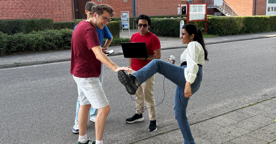 Drei Menschen draußen, die eine KI ausprobieren, die den Gang aufzeichnet