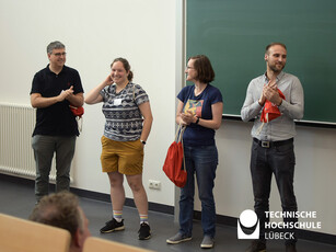 Station Science Slam Vier Menschen stehen nebeneinander und freuen sich