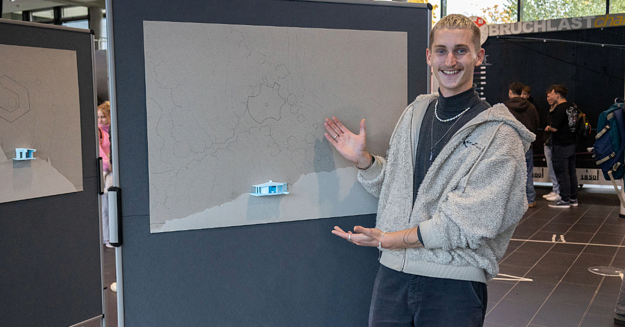 Präsentation von Student Architektur Student präsentiert sein Projekt, das er mit seinen Kommilitonen im Studiengang Architektur gemacht hat