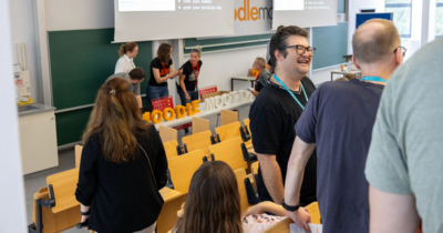 Lachende Menschen im Hörsaal 