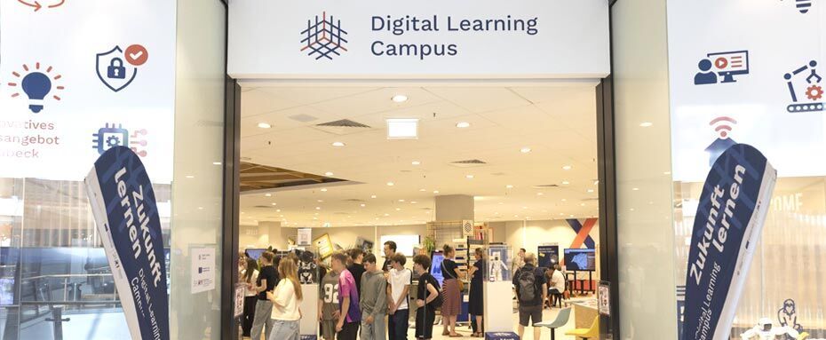 Eingang mit Digital Learning Campus-Banner und Besuchern