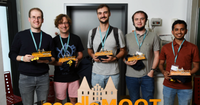 5 Männer auf einem Bild mit Preisen in der Hand 