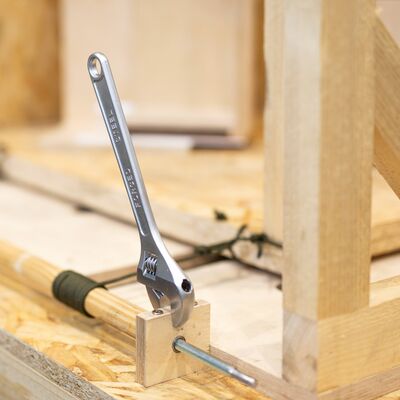 Holzstück mit Gewindestange und Universalschlüssel