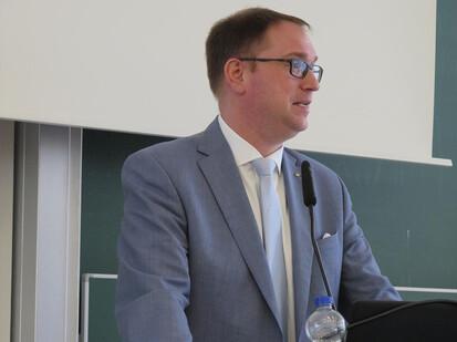 Bürgermeister begrüßt Gäste Mann steht an einem Rednerpult und spricht zum Publikum