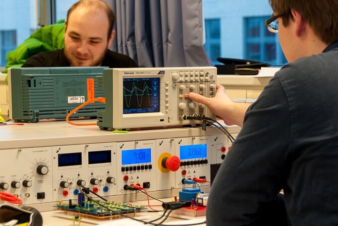 Foto: Praktikum im Labor für Elektronik