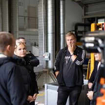 5 Personen stehen im Kreis