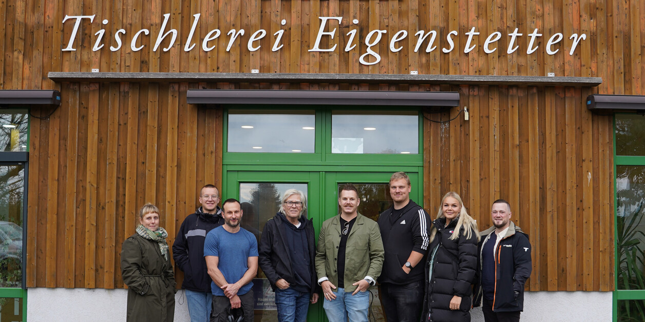 First Semester Buddies 8 Personen posieren vor Gebäude mit Aufschrift Tischlerei Eigenstetter