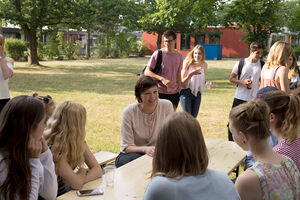 Alumna Jasmin Krause im Gespräch mit Studierenden. Foto TH Lübeck