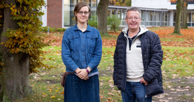 Zwei Menschen in der Natur Eine junge Frau und ein Mann vor herbstlichem Hintergrund