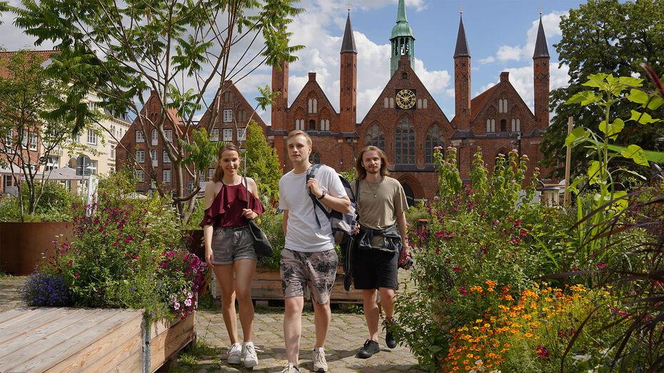 Studierende gehen in Lübeck spazieren