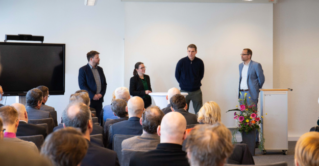 Diskussionsrunde 4 Personen stehen nebeneinander und sind im Gespräch