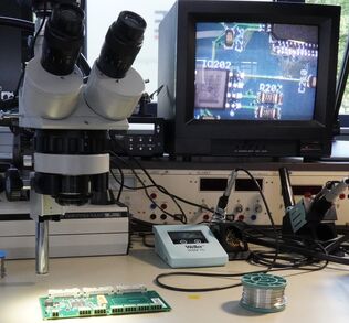 Microprozessor unter einem Mikroskop