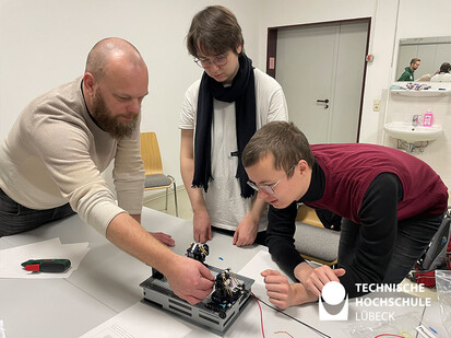 Justierung eines Lasers Prof. Kai Seger justiert den Laser gemeinsam mit Aileen Ripp, 24, Chemie und Thies Ketzenberg. Foto: TH Lübeck