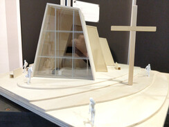 Ausstellungsobjekt 16 Bild zeigt neu interpretierte Kirche mit großen Kreuz