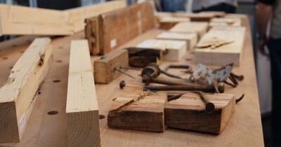 Verschiedene Holzarten wurden an einem Messestand ausgestellt.