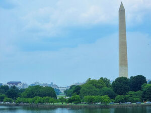 Auf dem Foto sieht man das Washington Monument mit dem See davor 