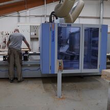 Mann arbeitet an einer Holzverarbeitungsmaschine